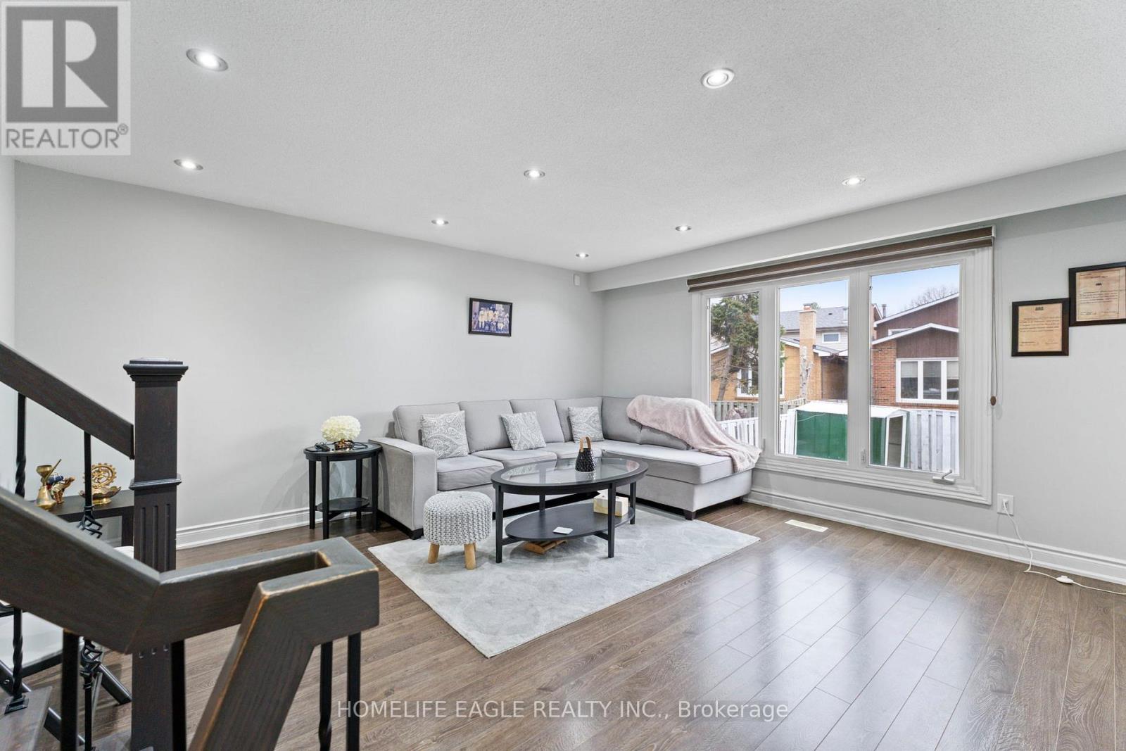23 Lindridge Avenue, Brampton, Ontario  L6S 3W7 - Photo 5 - W12095098