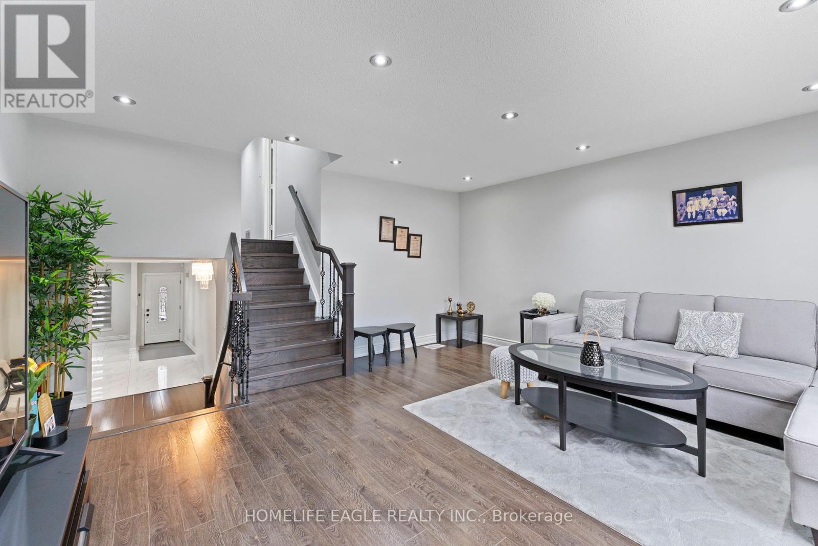 23 Lindridge Avenue, Brampton, Ontario  L6S 3W7 - Photo 6 - W12095098