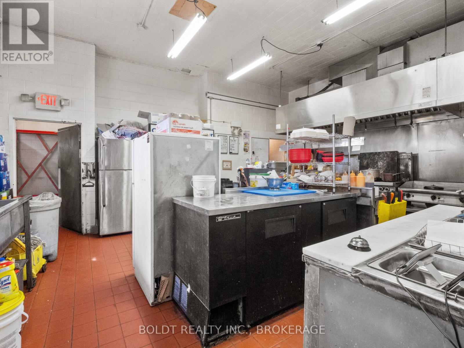7891 Portage Road, Niagara Falls, Ontario  L2G 5Y7 - Photo 4 - X12095549