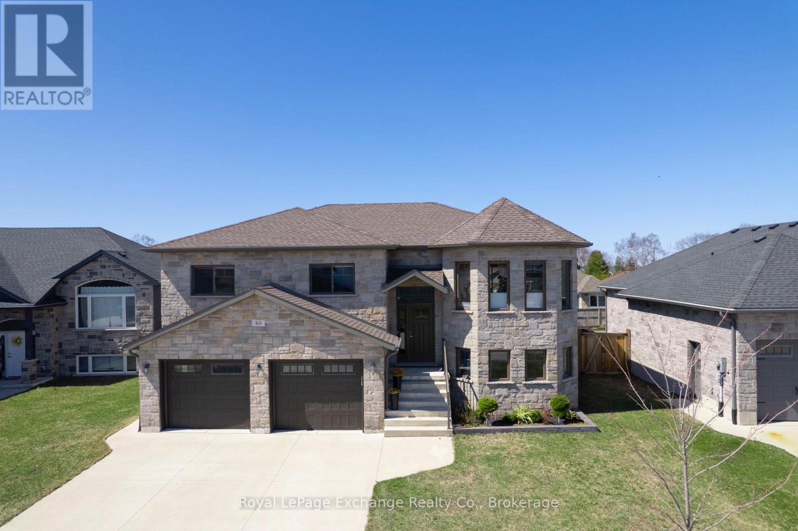 40 Lakefield Drive, Kincardine, Ontario  N2Z 0C9 - Photo 1 - X12095386