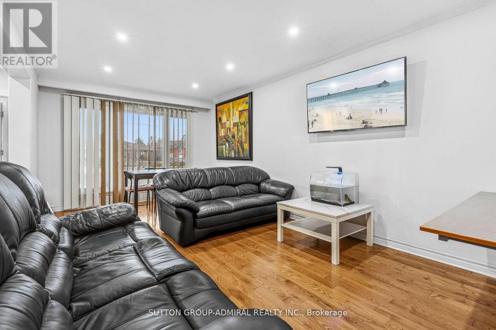 68 Wheatsheaf Crescent, Toronto, Ontario  M3N 1P6 - Photo 12 - W12095476