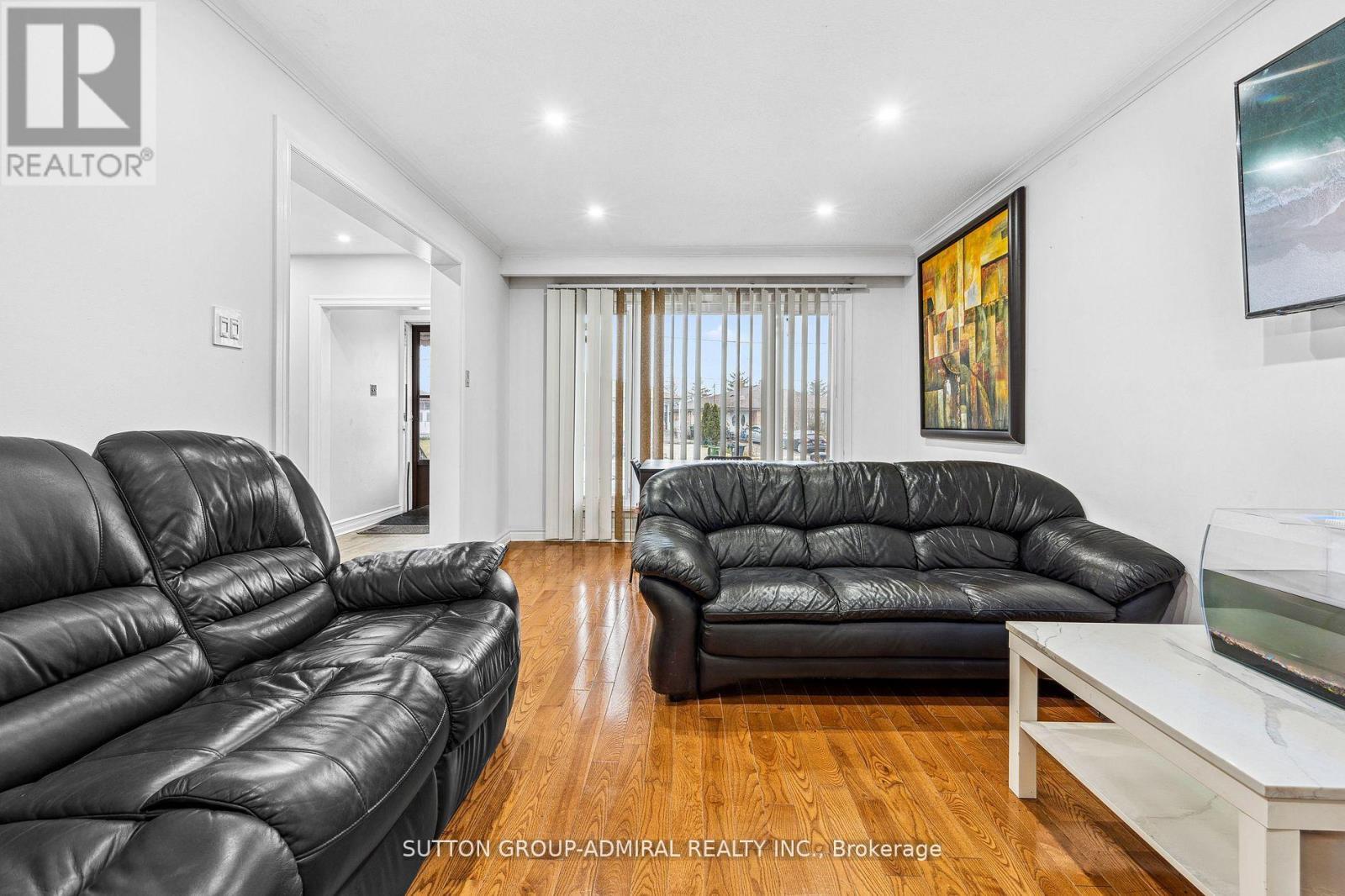 68 Wheatsheaf Crescent, Toronto, Ontario  M3N 1P6 - Photo 13 - W12095476
