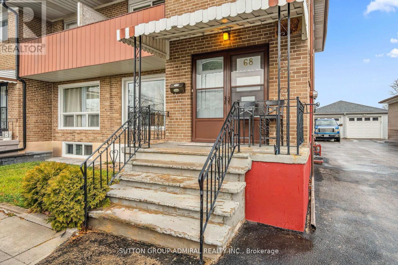 68 Wheatsheaf Crescent, Toronto, Ontario  M3N 1P6 - Photo 4 - W12095476
