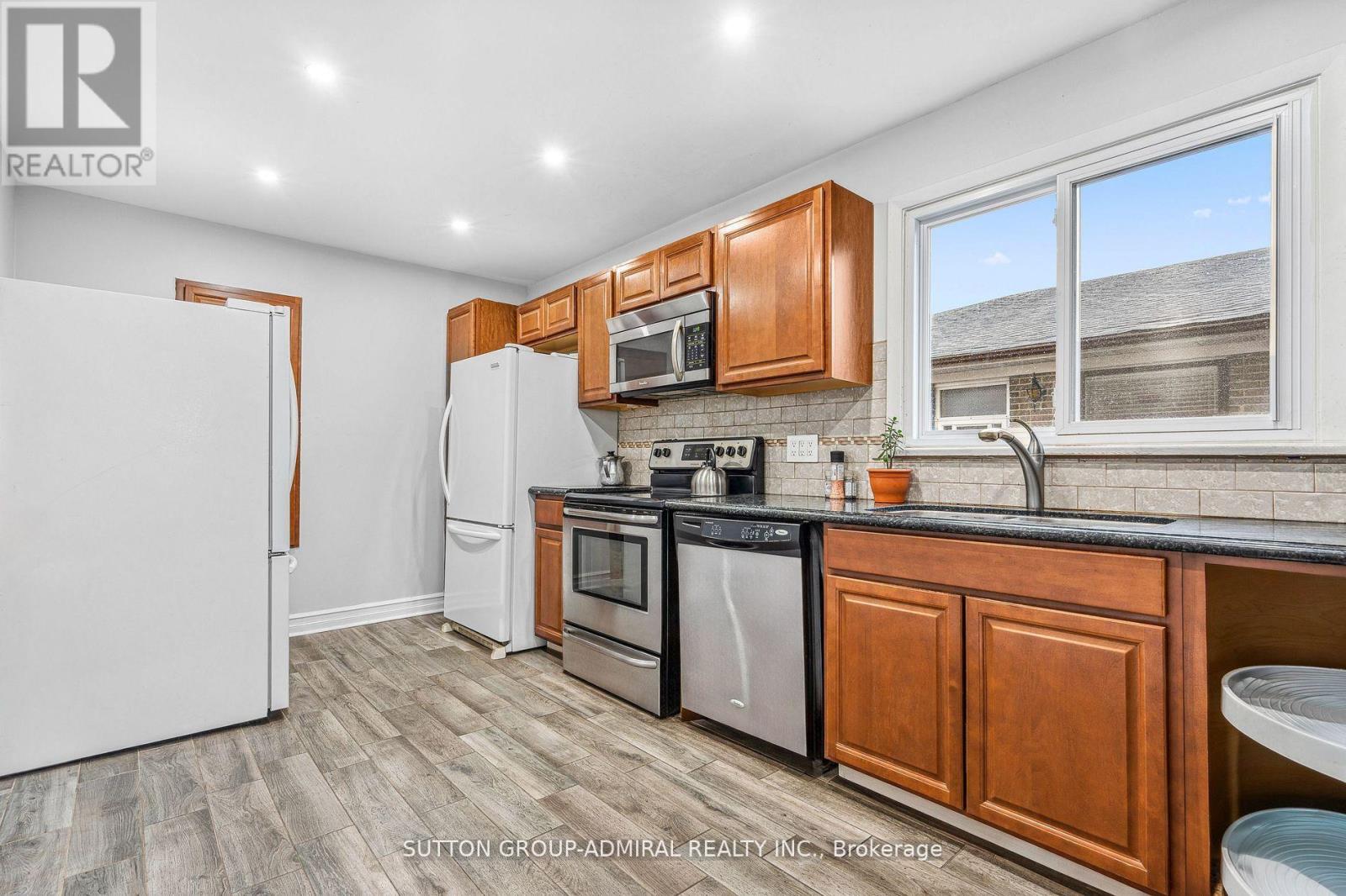 68 Wheatsheaf Crescent, Toronto, Ontario  M3N 1P6 - Photo 5 - W12095476