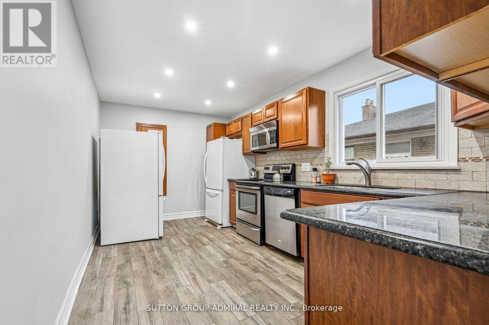 68 Wheatsheaf Crescent, Toronto, Ontario  M3N 1P6 - Photo 6 - W12095476