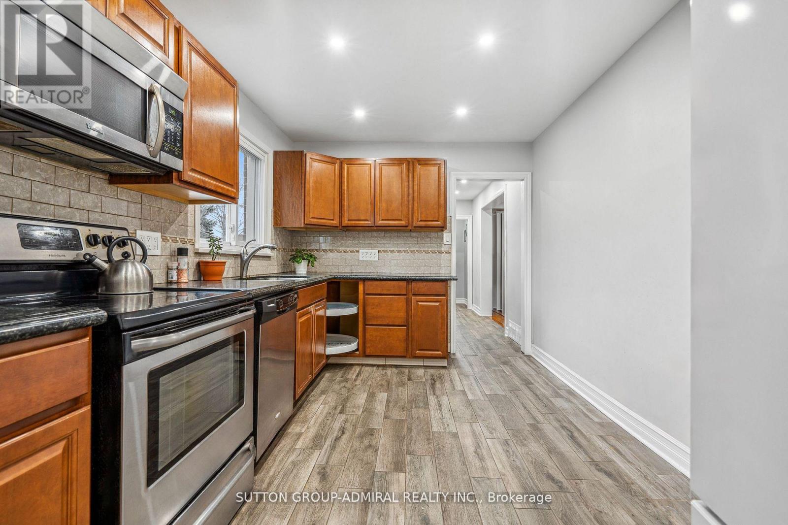 68 Wheatsheaf Crescent, Toronto, Ontario  M3N 1P6 - Photo 7 - W12095476