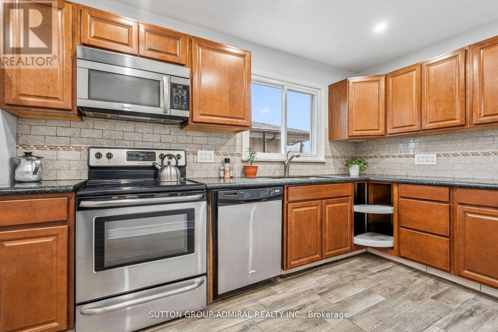 68 Wheatsheaf Crescent, Toronto, Ontario  M3N 1P6 - Photo 8 - W12095476