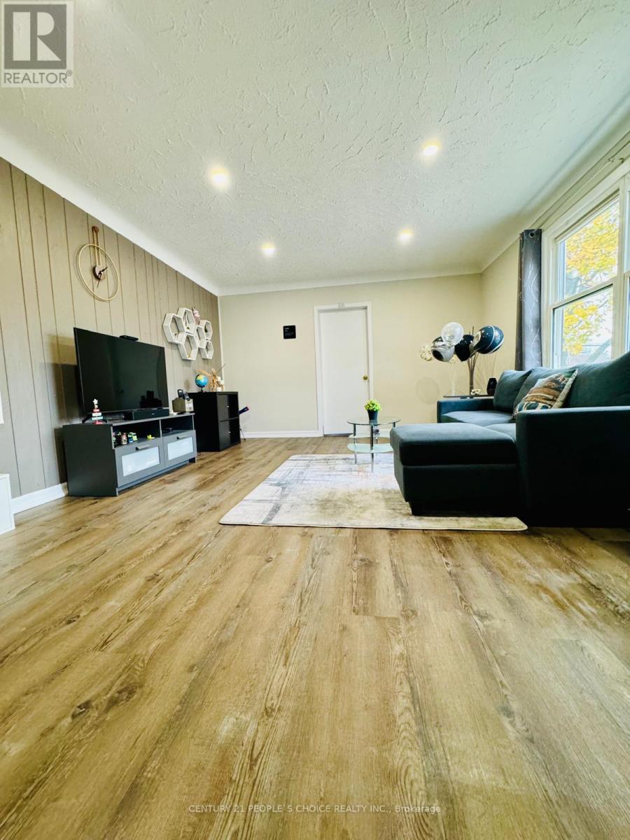 20 Eastbourne Avenue, St. Catharines (Facer), Ontario  L2M 5K4 - Photo 6 - X12095420