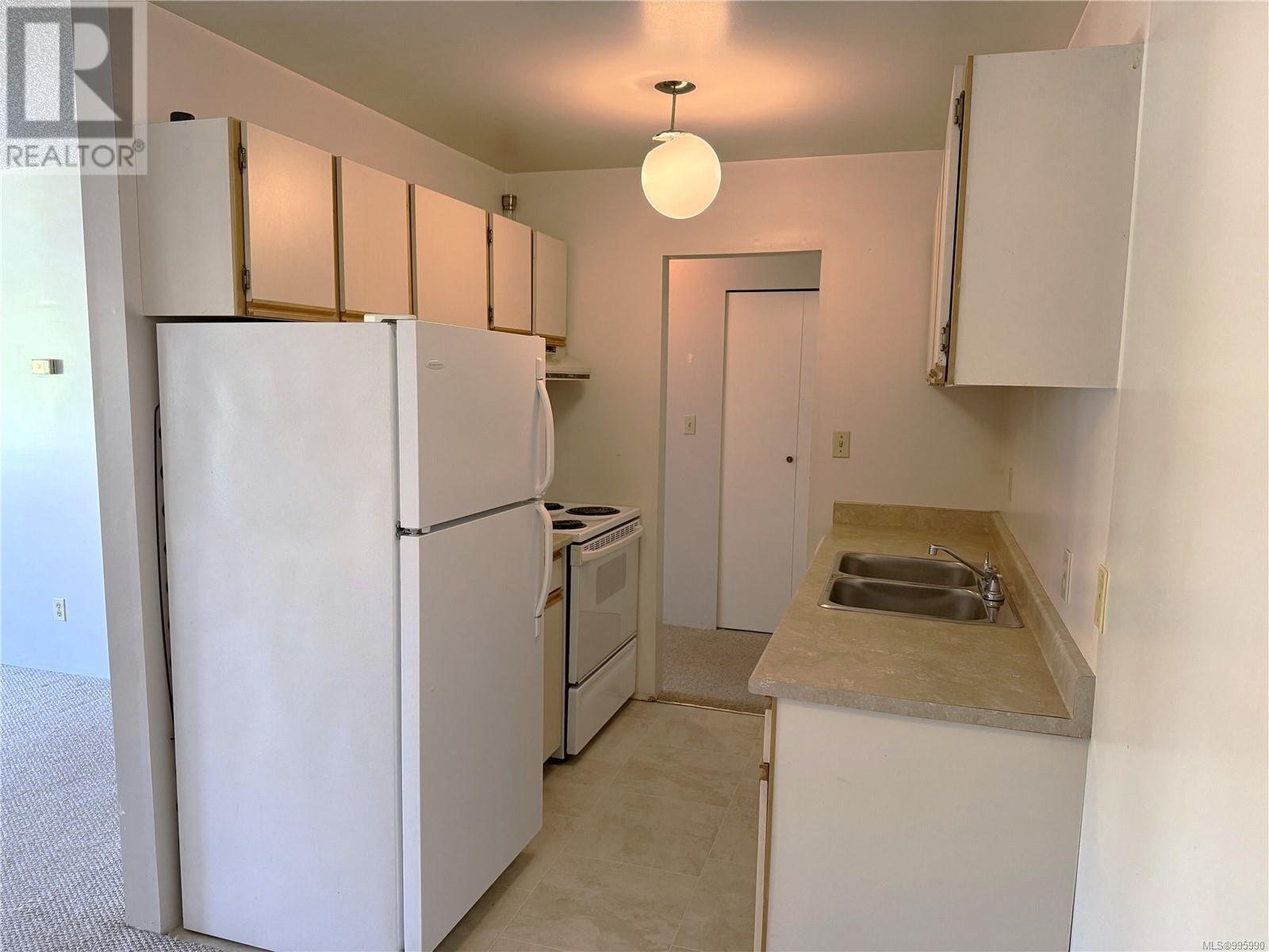 Property at 215 2815 Departure Bay Rd image 4