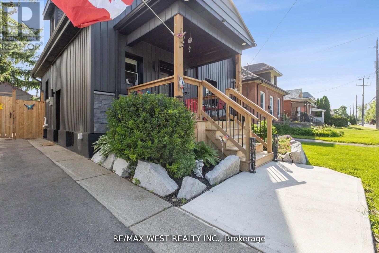 48 Burwell Street, Brantford, Ontario  N3T 4T7 - Photo 4 - X12095686
