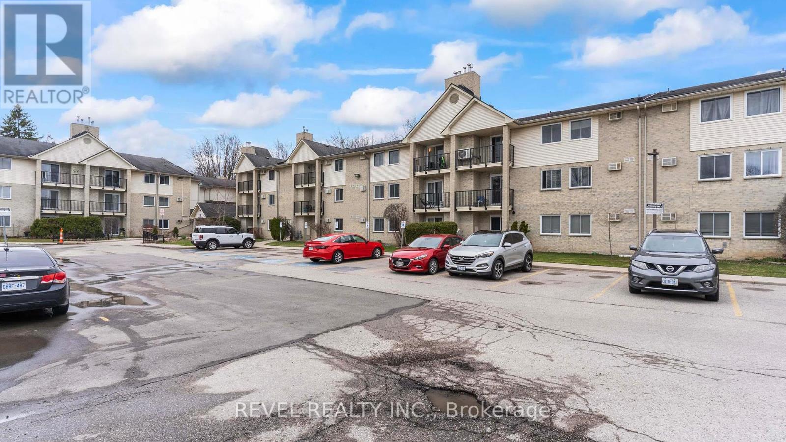 Photo 2 of 26 for 217 - 725 Deveron Crescent S