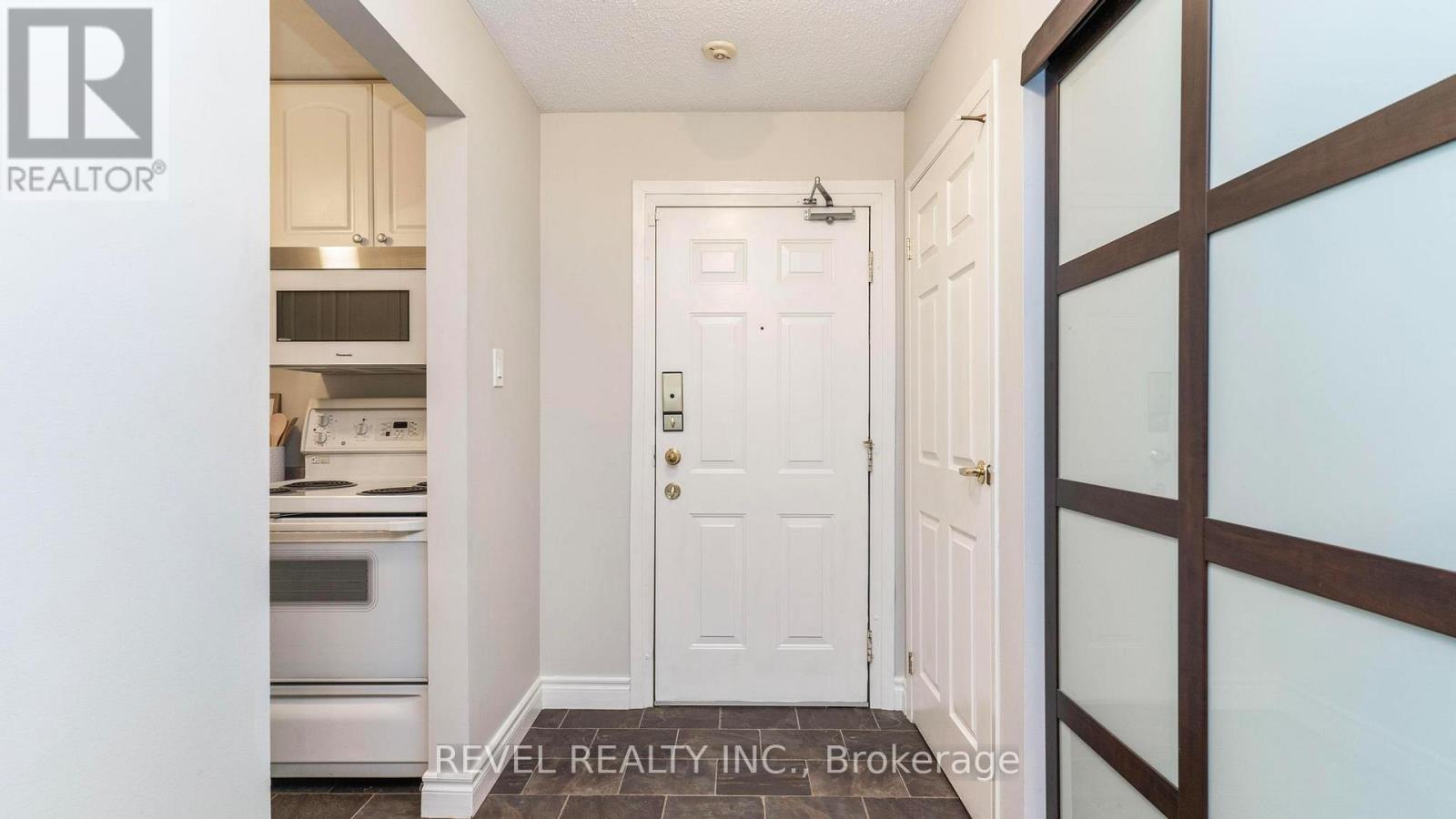 Photo 4 of 26 for 217 - 725 Deveron Crescent S