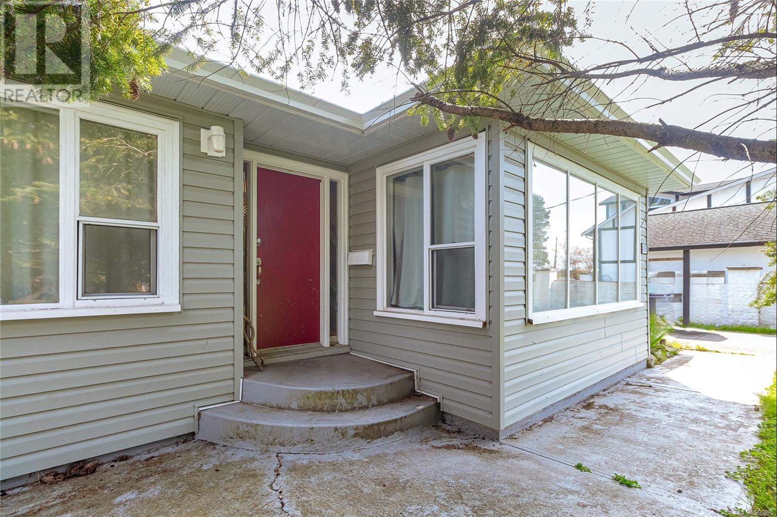 Property at 4435 Torquay Dr image 2