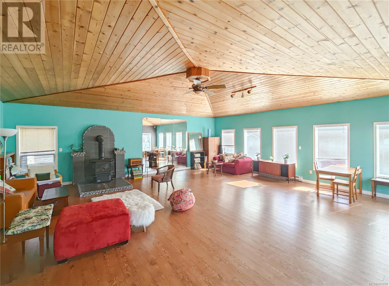 Property at 4435 Torquay Dr image 5