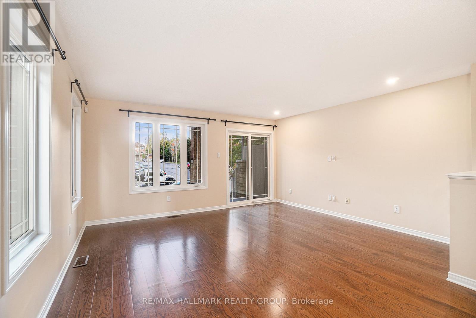 17 - 170 Den Haag Drive, Ottawa, Ontario  K1K 2V7 - Photo 12 - X12095918