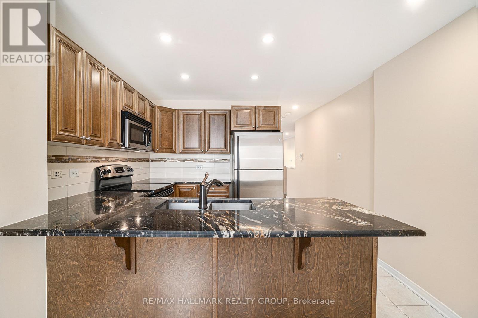 17 - 170 Den Haag Drive, Ottawa, Ontario  K1K 2V7 - Photo 6 - X12095918