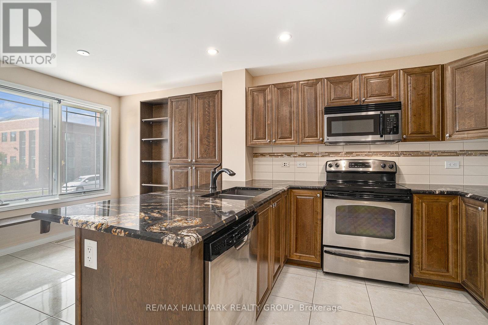 17 - 170 Den Haag Drive, Ottawa, Ontario  K1K 2V7 - Photo 7 - X12095918