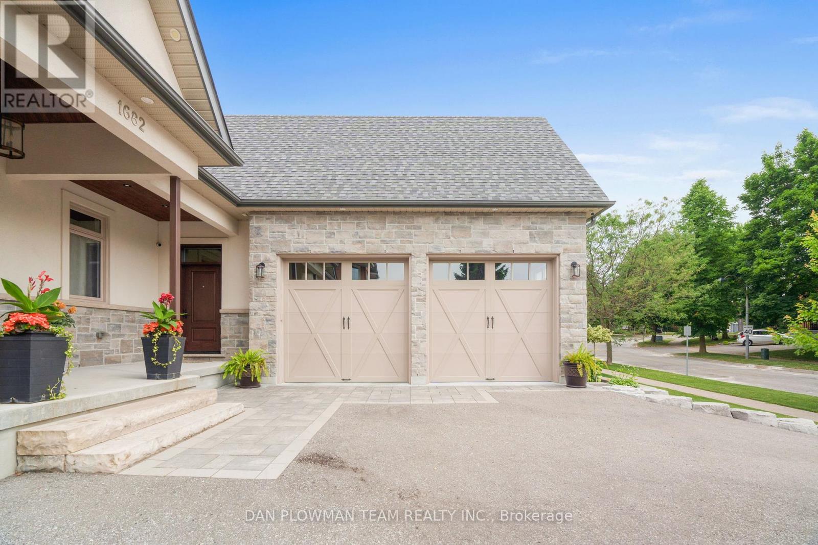 Property at 1682 HEATHSIDE CRESCENT image 3