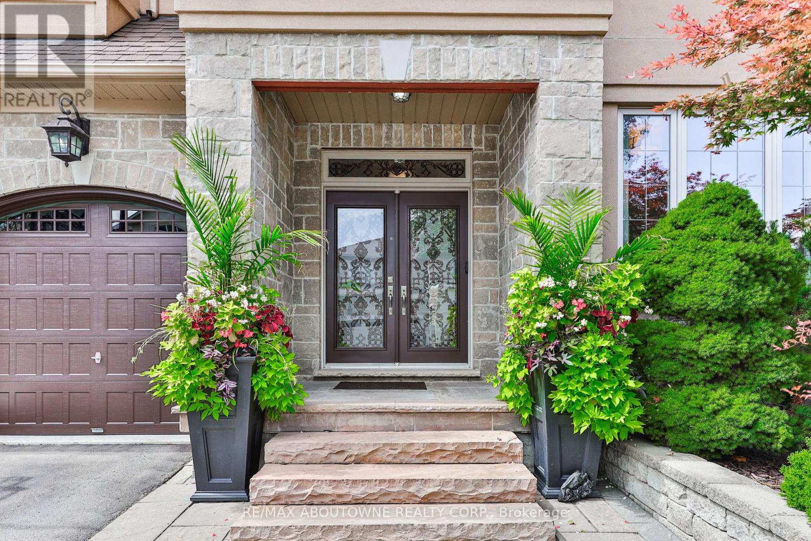 526 Hidden Trail, Oakville, Ontario  L6M 0N3 - Photo 2 - W12095940