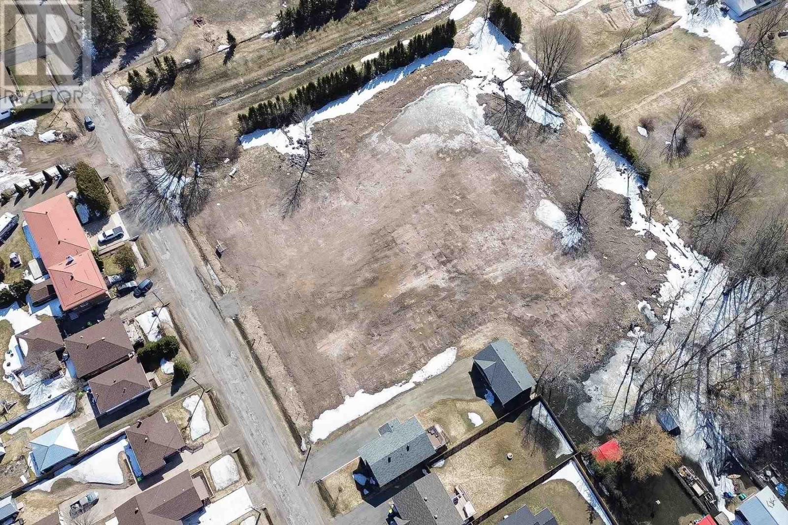 277 East Balfour St, Sault Ste. Marie, Ontario  P6C 1X8 - Photo 1 - SM250727