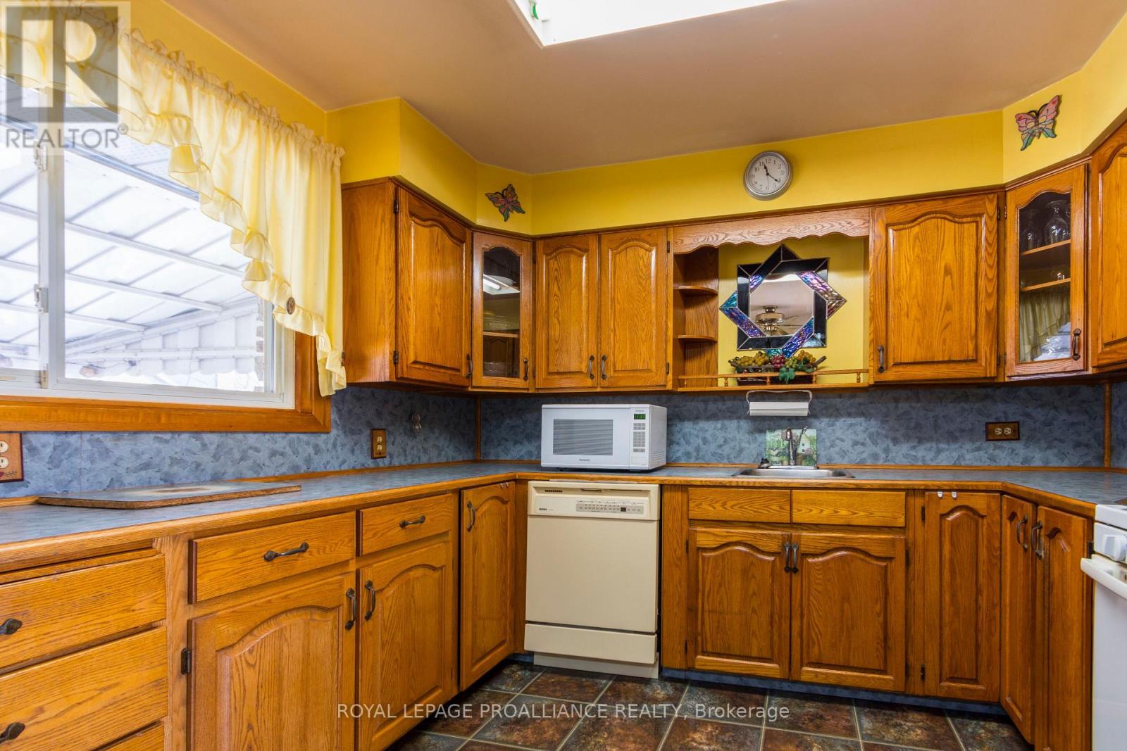 11 Mcfarland Drive, Belleville (Belleville Ward), Ontario  K8N 2X3 - Photo 7 - X12095979