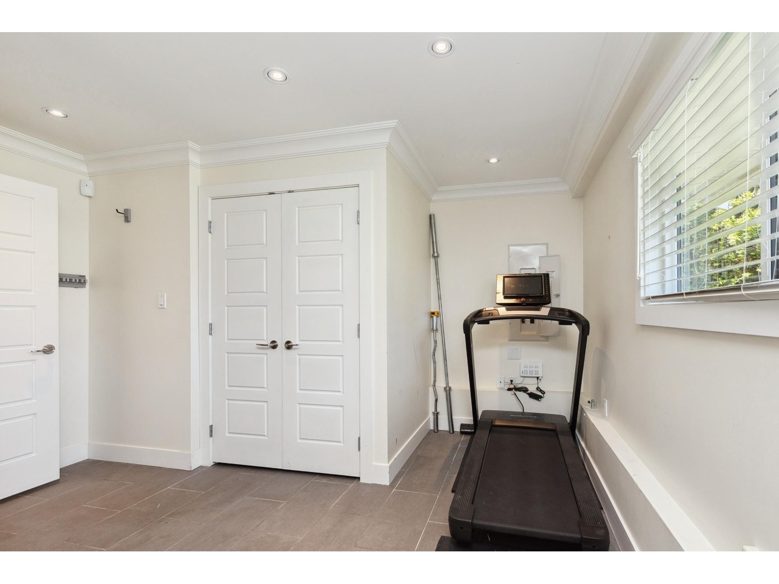 Property at 14418 16A AVENUE image 4