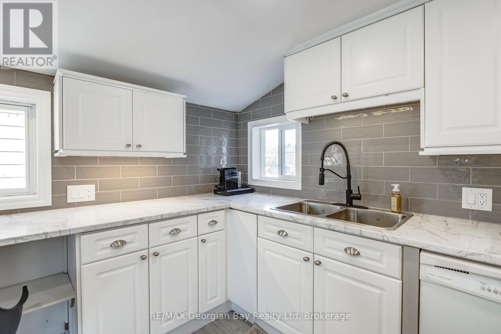52 Peel Street, Penetanguishene, Ontario  L9M 1C4 - Photo 11 - S12096060