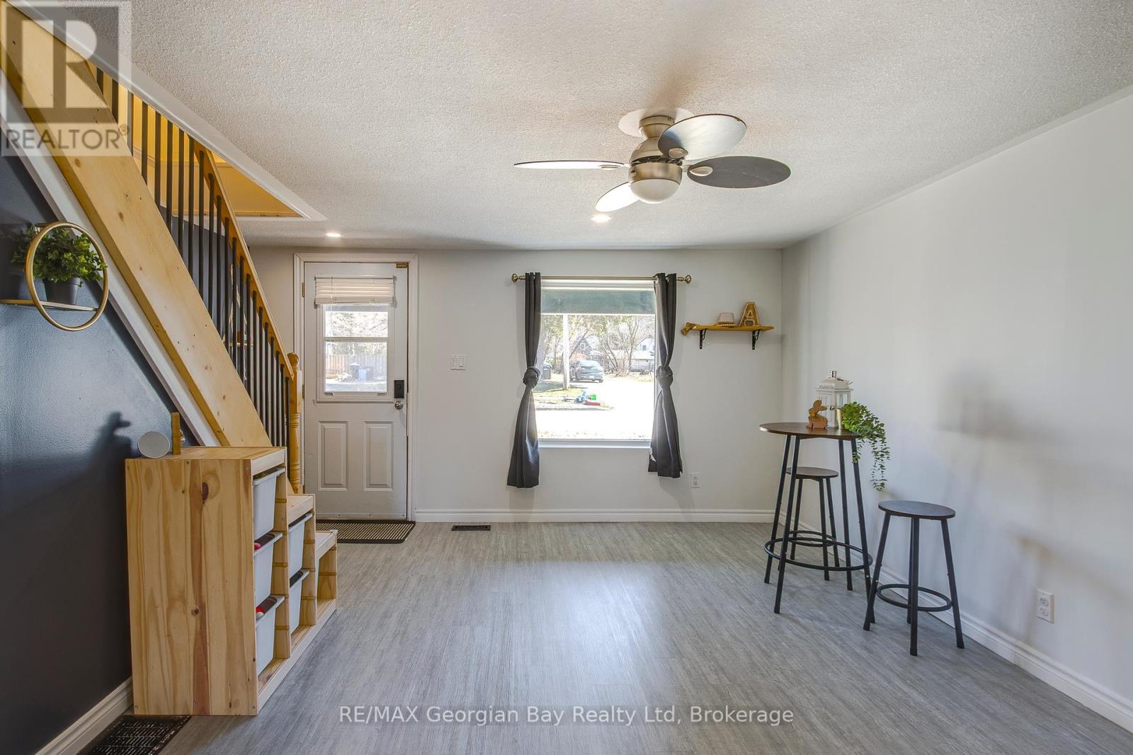 52 Peel Street, Penetanguishene, Ontario  L9M 1C4 - Photo 2 - S12096060