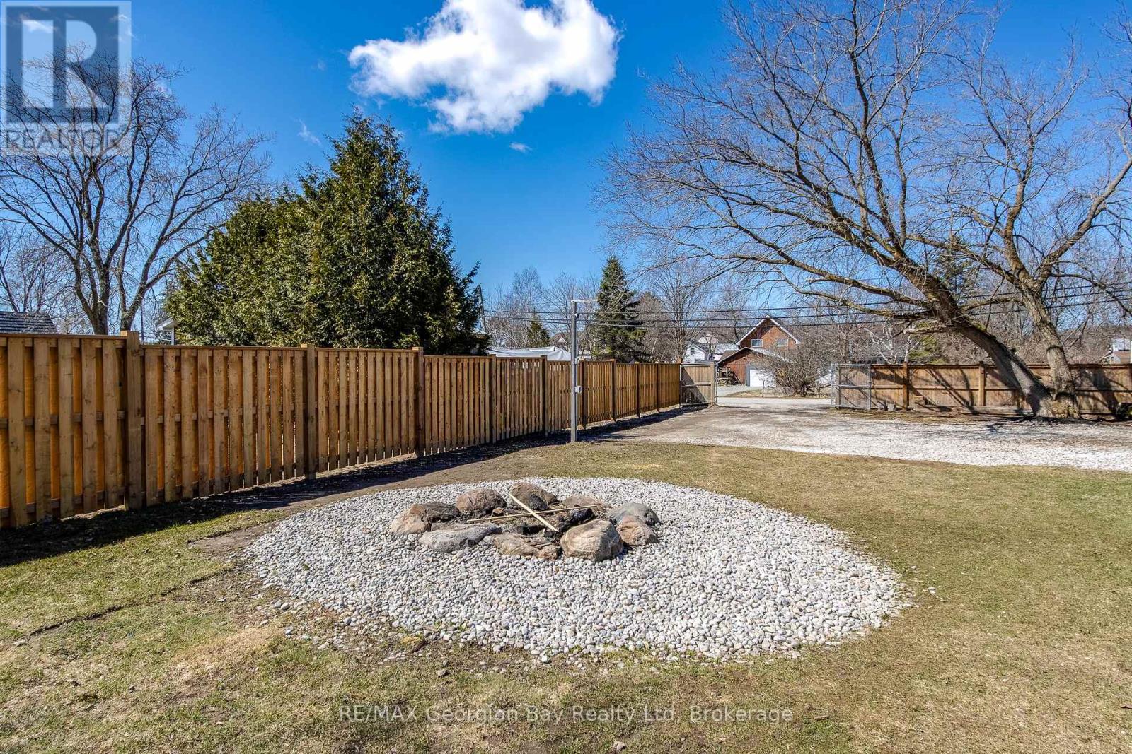 52 Peel Street, Penetanguishene, Ontario  L9M 1C4 - Photo 25 - S12096060