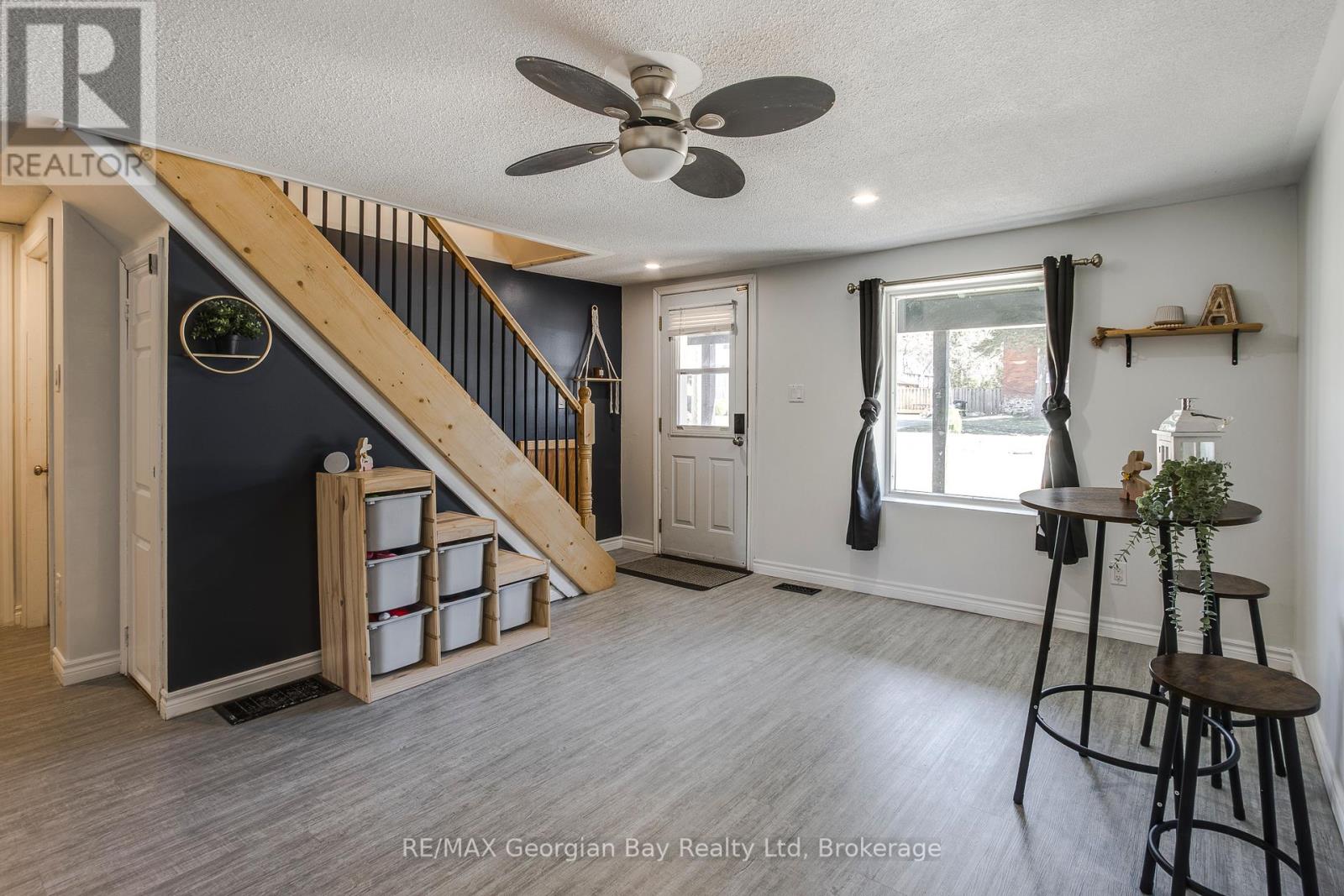 52 Peel Street, Penetanguishene, Ontario  L9M 1C4 - Photo 3 - S12096060