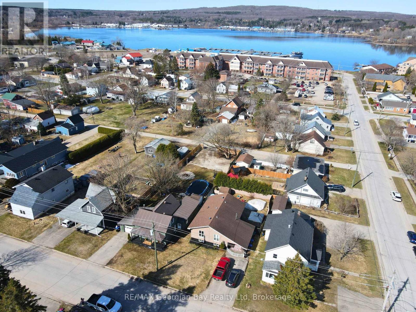 52 Peel Street, Penetanguishene, Ontario  L9M 1C4 - Photo 33 - S12096060