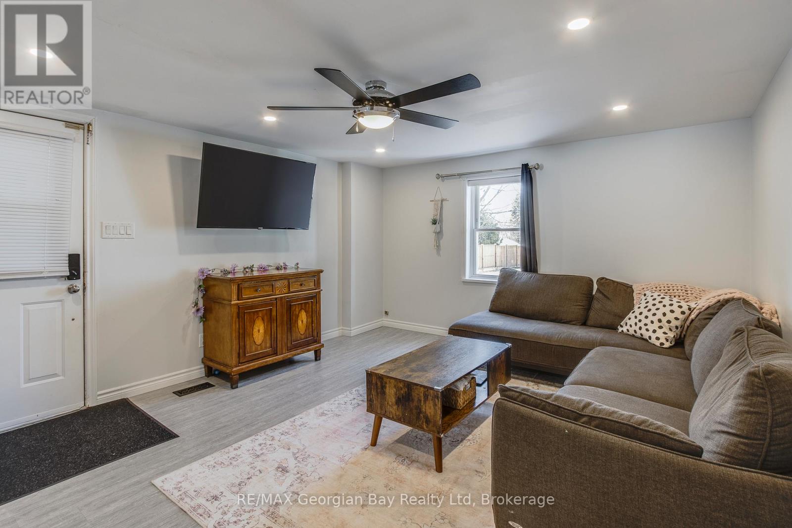 52 Peel Street, Penetanguishene, Ontario  L9M 1C4 - Photo 6 - S12096060