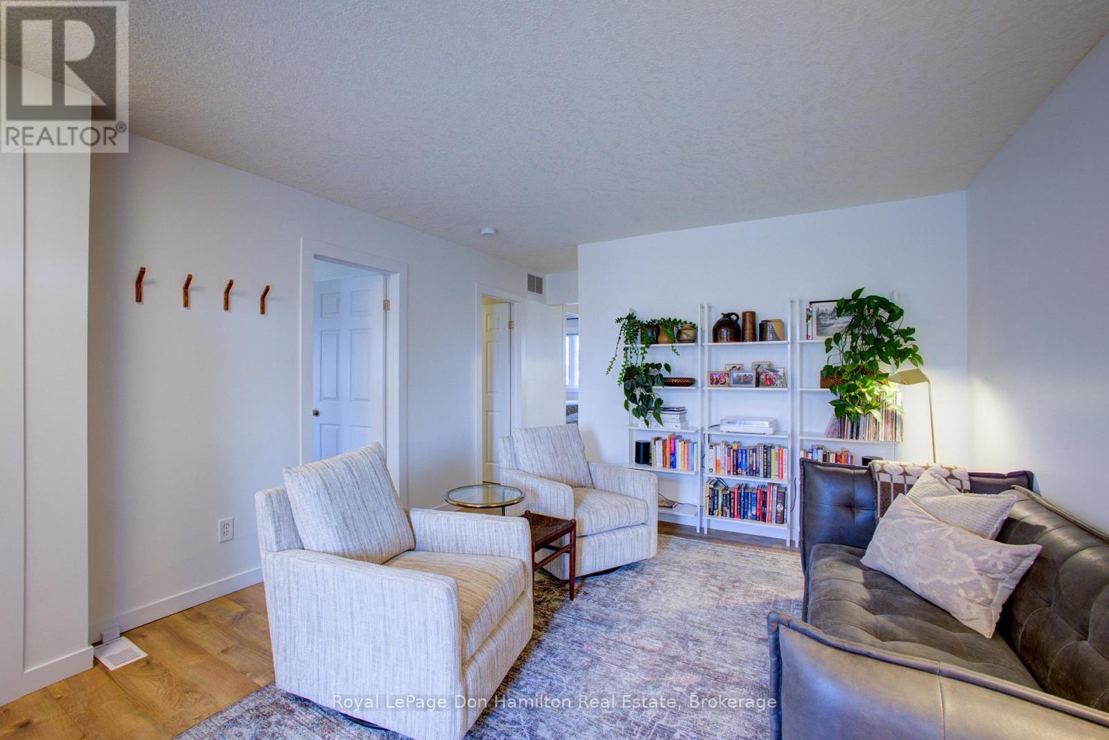139 Queen Street E, North Perth, Ontario  N4W 3V1 - Photo 8 - X12096008