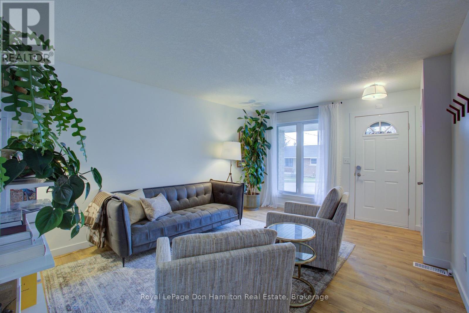 139 Queen Street E, North Perth, Ontario  N4W 3V1 - Photo 9 - X12096008