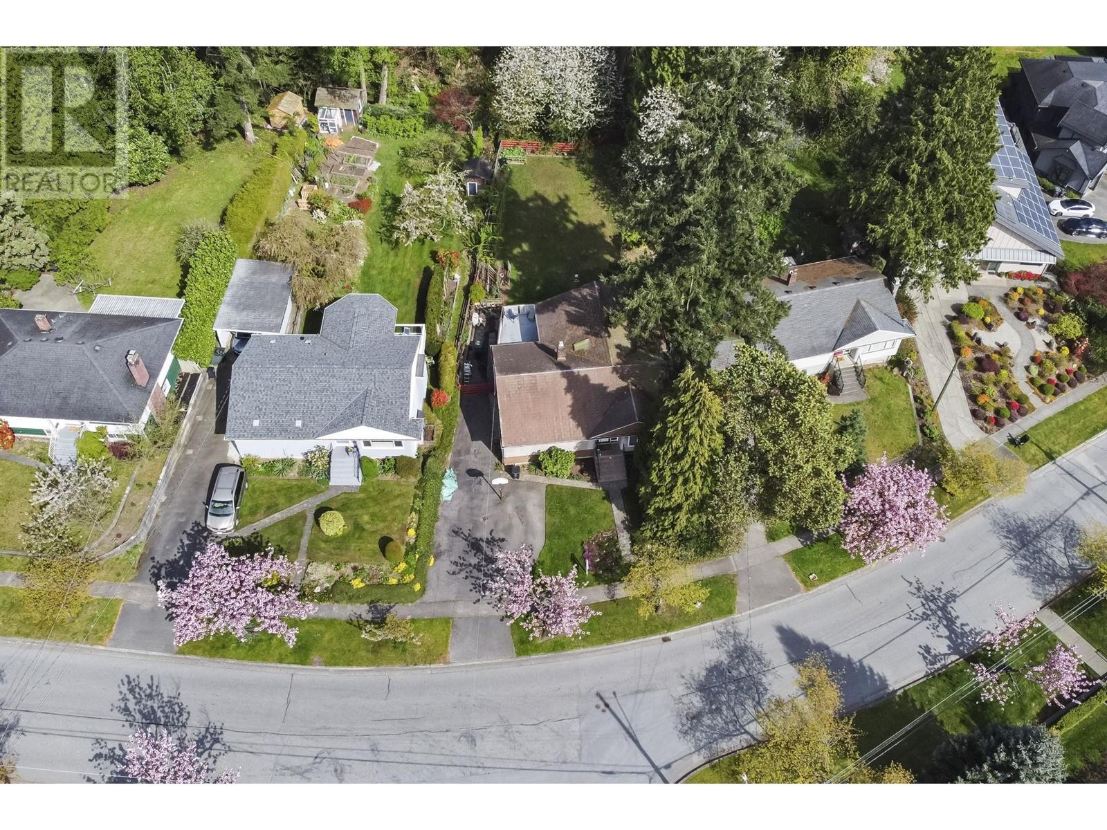 Listing Picture 37 of 40 : 7950 JOFFRE AVENUE, Burnaby / 本拿比 - 魯藝地產 Yvonne Lu Group - MLS Medallion Club Member
