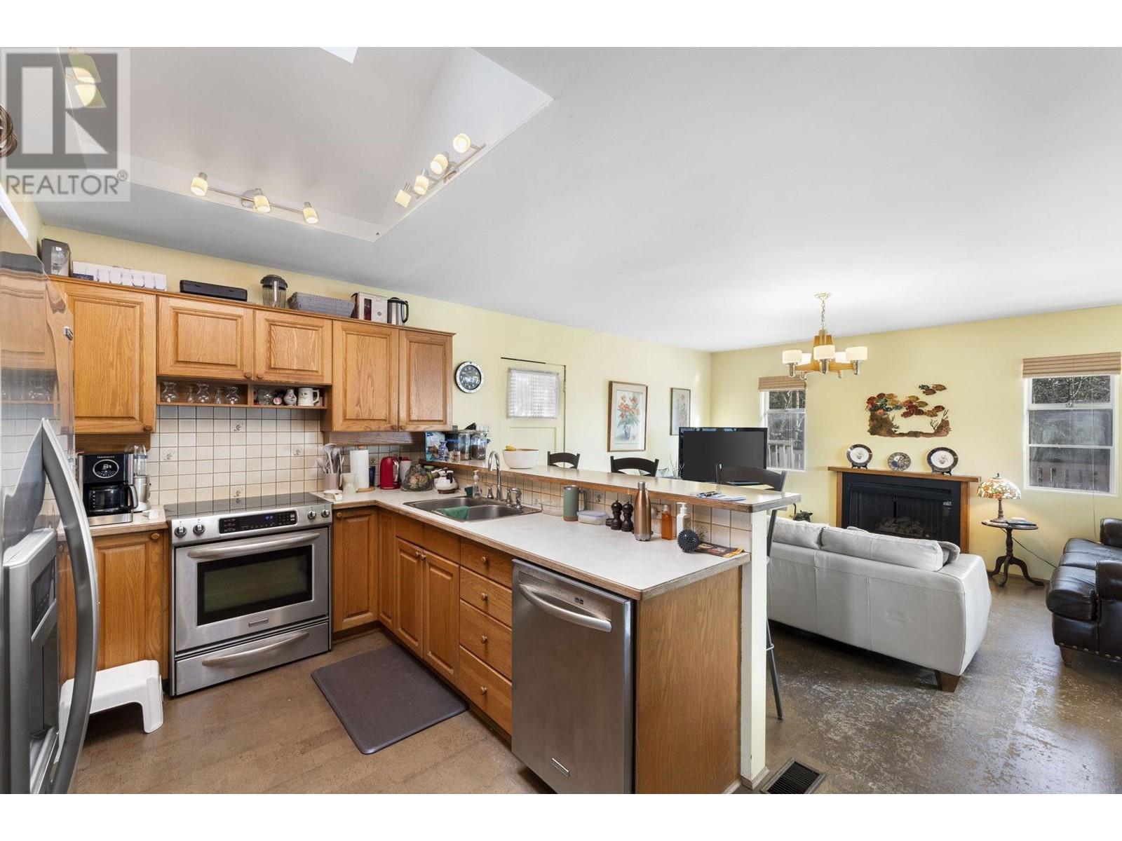 Listing Picture 14 of 40 : 7950 JOFFRE AVENUE, Burnaby / 本拿比 - 魯藝地產 Yvonne Lu Group - MLS Medallion Club Member