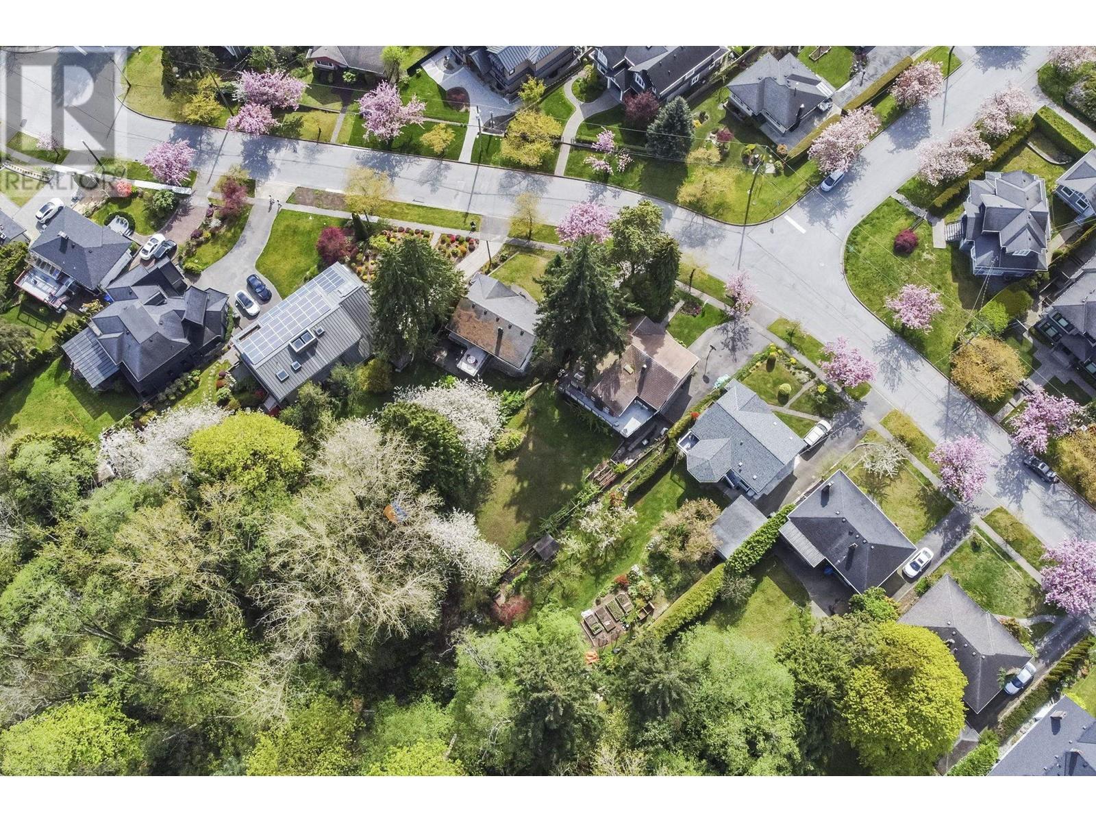 Listing Picture 38 of 40 : 7950 JOFFRE AVENUE, Burnaby / 本拿比 - 魯藝地產 Yvonne Lu Group - MLS Medallion Club Member