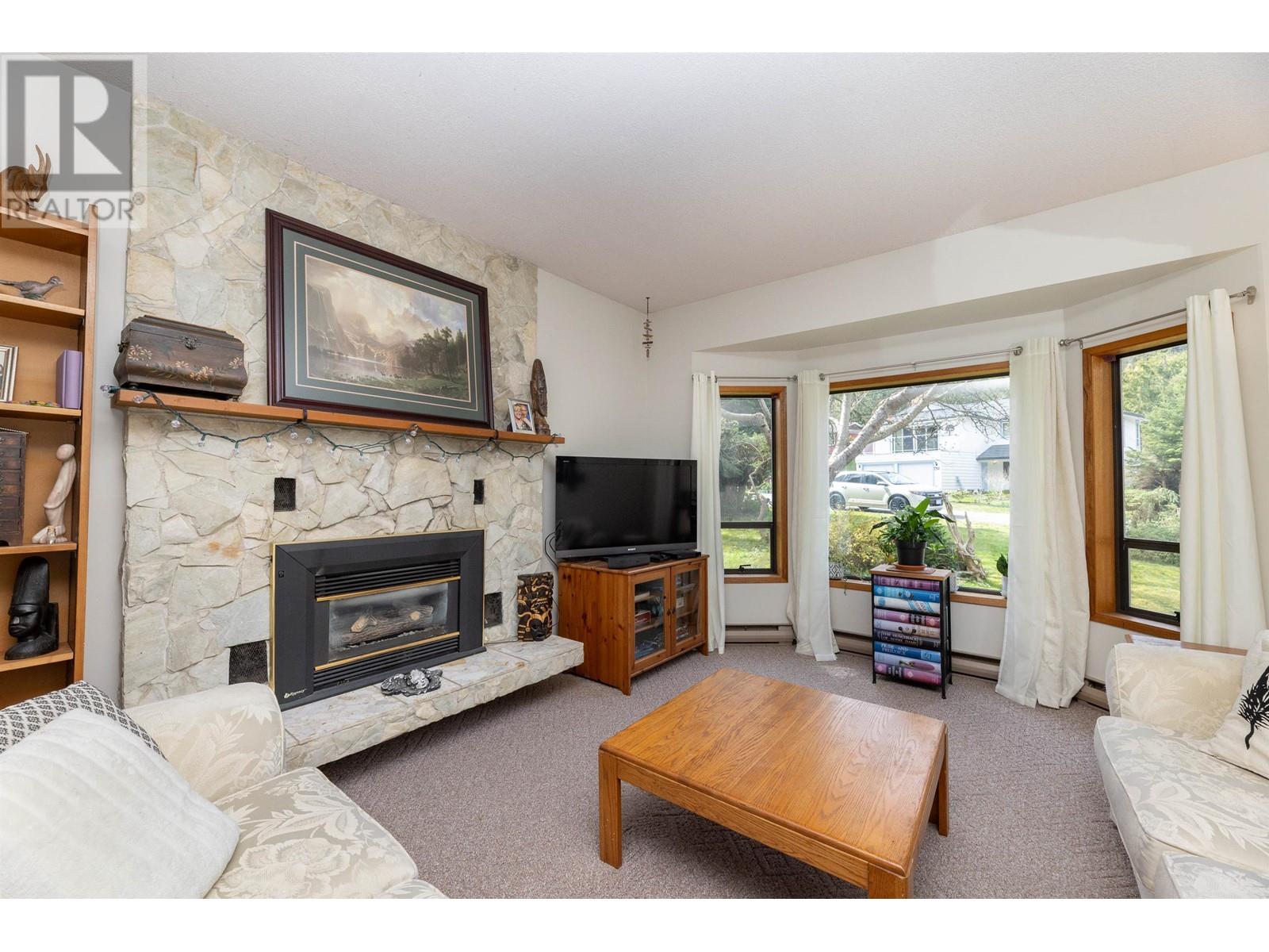 Property at 729 MAPLEWOOD LANE image 5