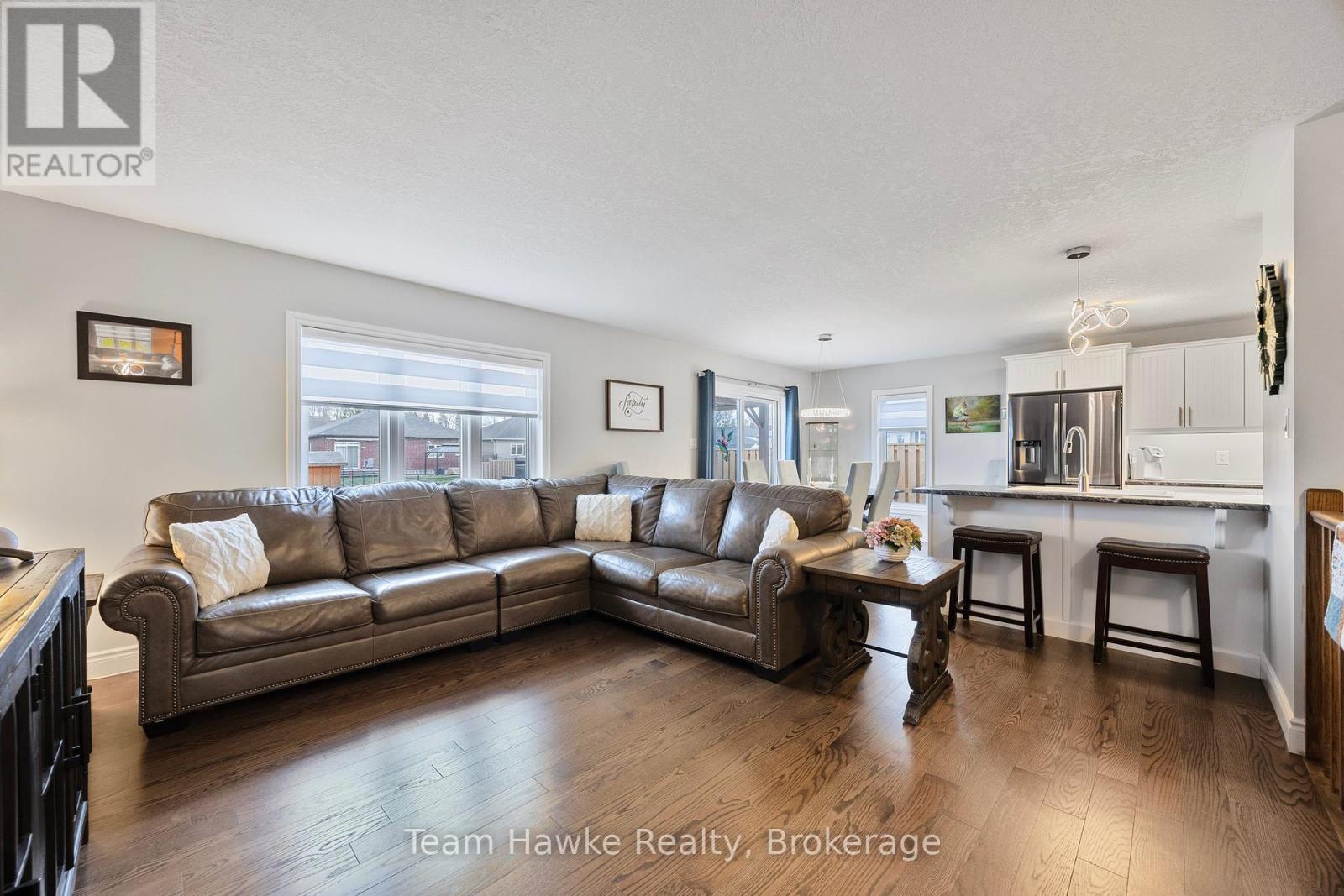 9 Cardinal Court, Tay, Ontario  L0K 2A0 - Photo 8 - S12096168