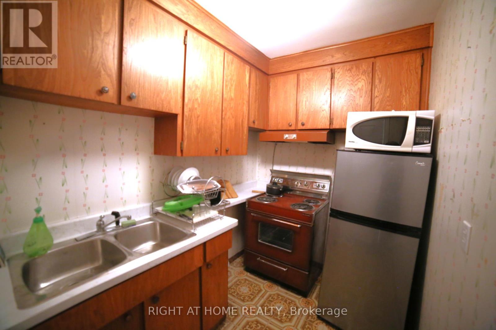 Walkout Basement - 46 Grovetree Road, Toronto (Thistletown-Beaumonde Heights), Ontario  M9V 2Y2 - Photo 9 - W12096238