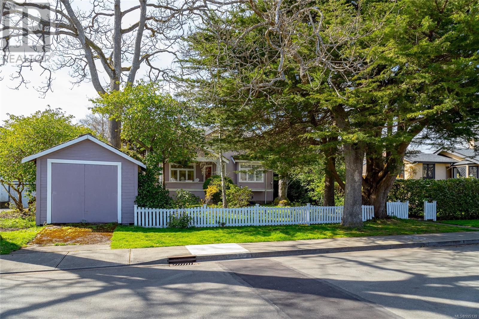 Property at 1070 St. David St image 3