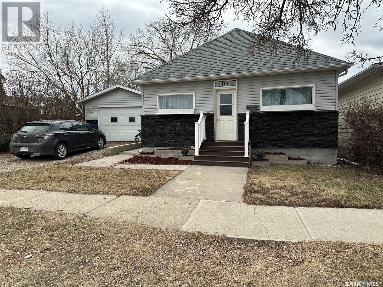 106 1st Avenue Se, Weyburn, Saskatchewan  S4H 1W4 - Photo 1 - SK003339