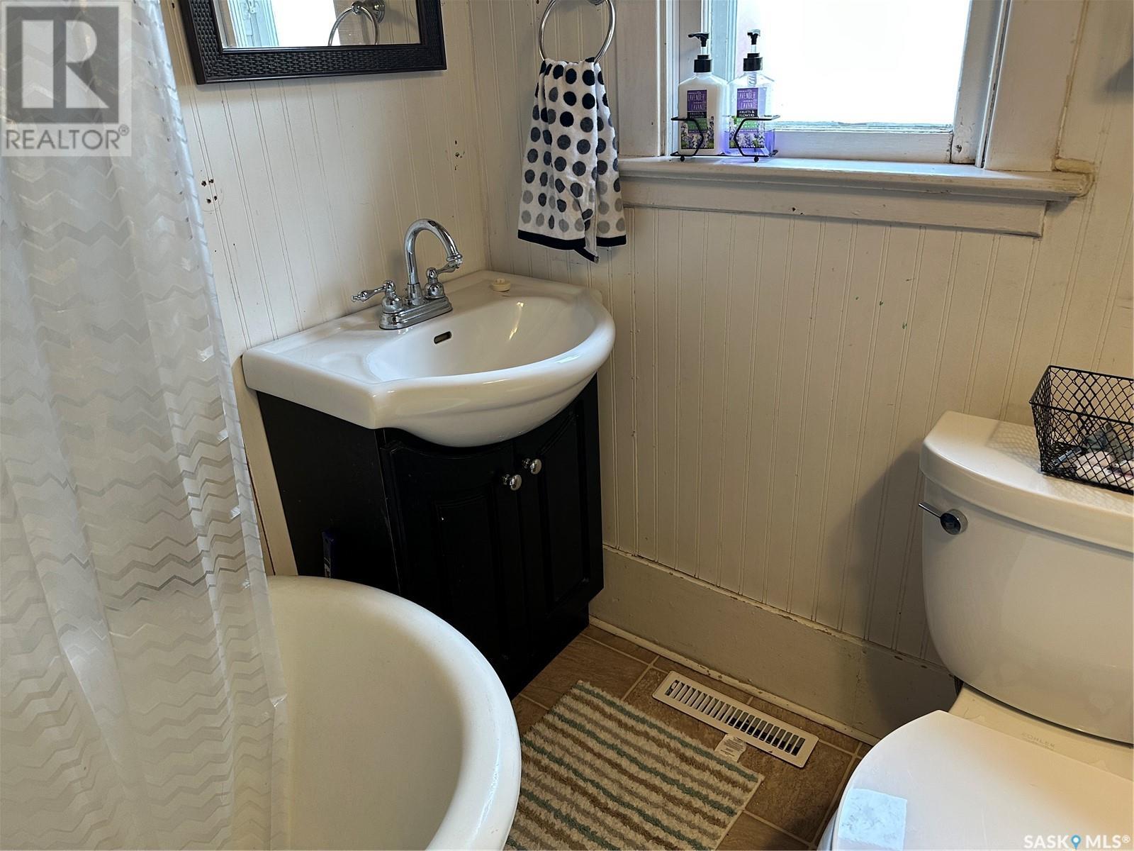 106 1st Avenue Se, Weyburn, Saskatchewan  S4H 1W4 - Photo 24 - SK003339