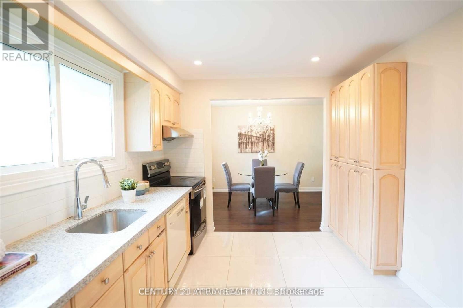27 Fonthill Boulevard, Markham, Ontario  L3R 1V5 - Photo 9 - N12077192