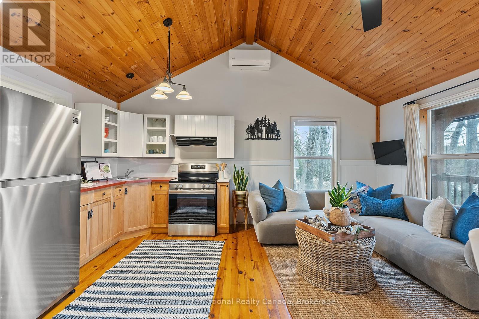 1048 Longline Lake Road, Lake Of Bays, Ontario  P0B 1A0 - Photo 12 - X12096410