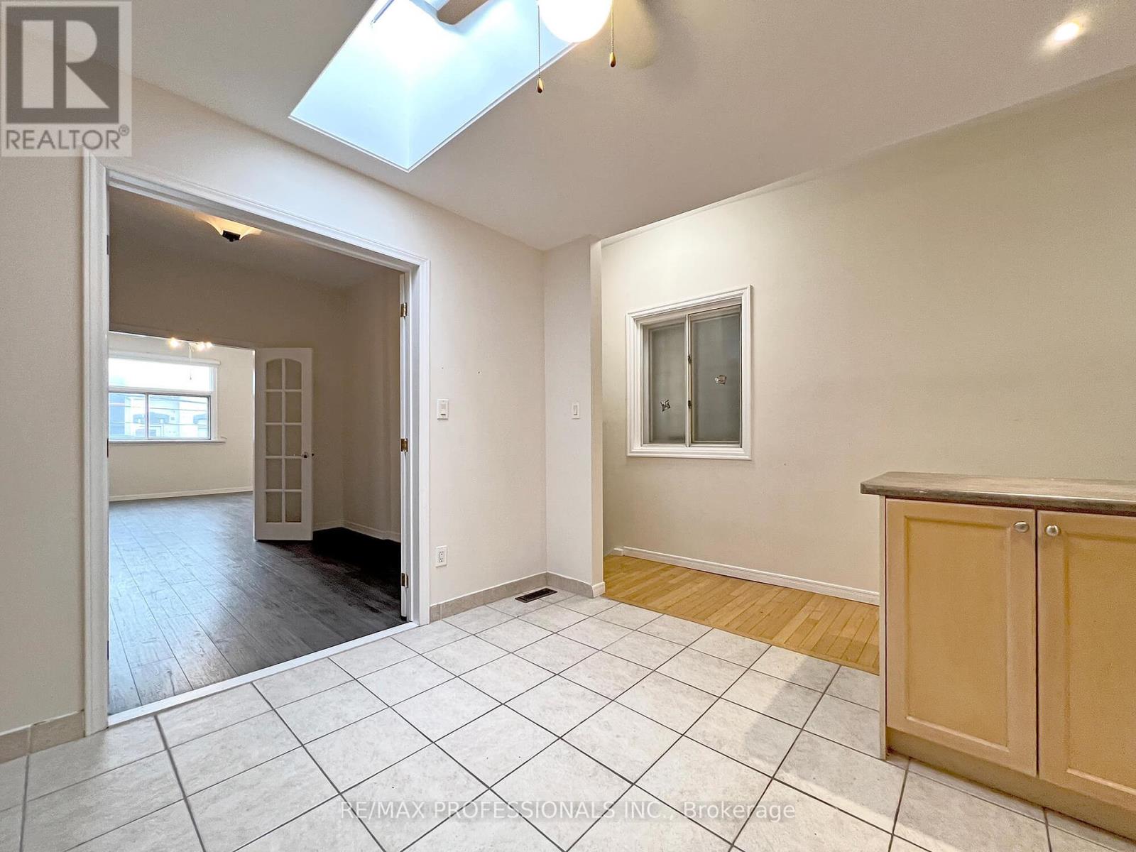 Upper - 385 Dundas Street E, Toronto, Ontario  M5A 2A6 - Photo 3 - C12096440