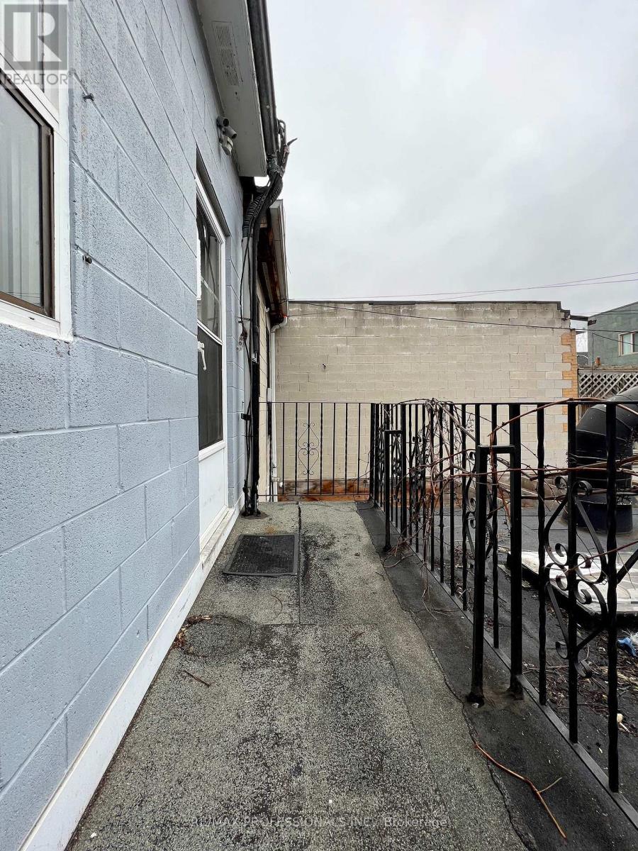 Upper - 385 Dundas Street E, Toronto, Ontario  M5A 2A6 - Photo 5 - C12096440