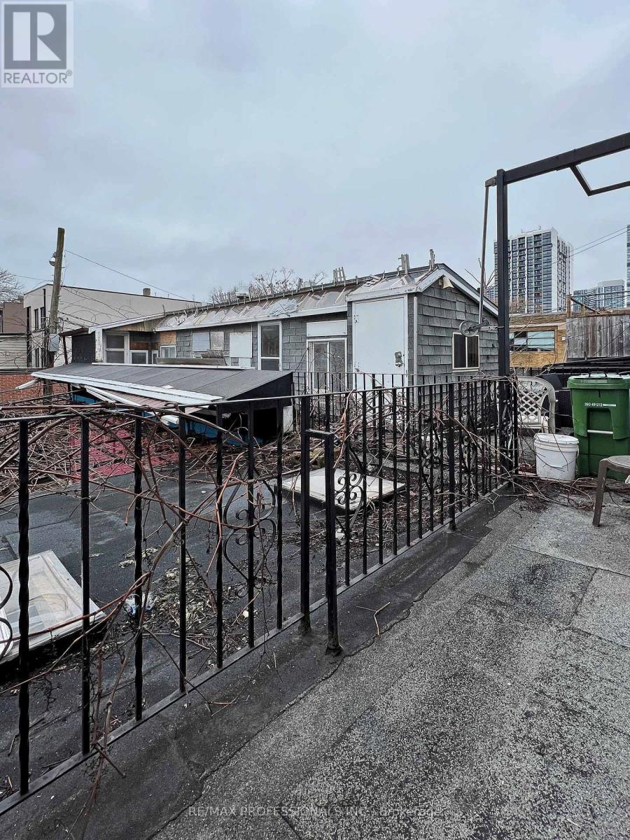 Upper - 385 Dundas Street E, Toronto, Ontario  M5A 2A6 - Photo 6 - C12096440