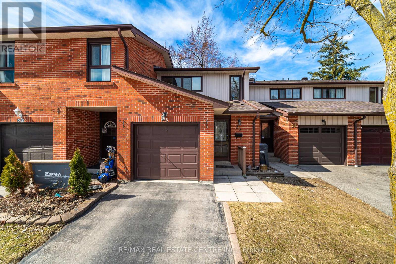 33 Dawson Crescent, Brampton, Ontario  L6V 3M5 - Photo 1 - W12096408