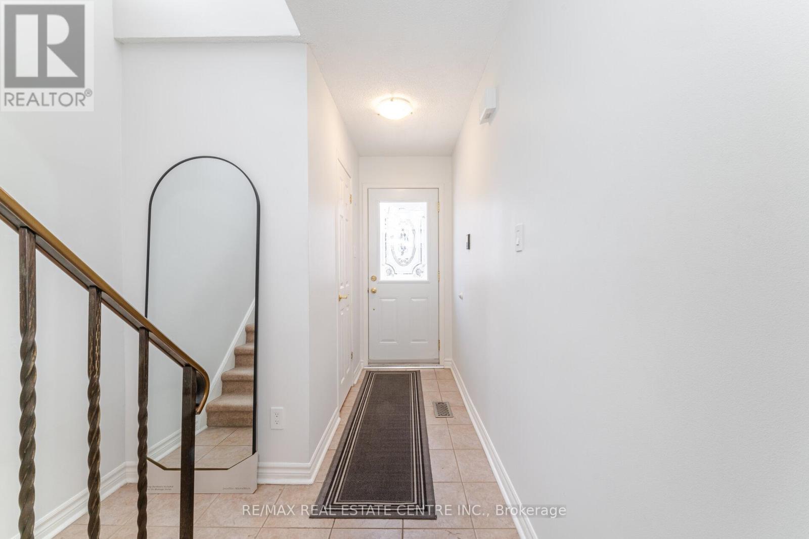 33 Dawson Crescent, Brampton, Ontario  L6V 3M5 - Photo 2 - W12096408